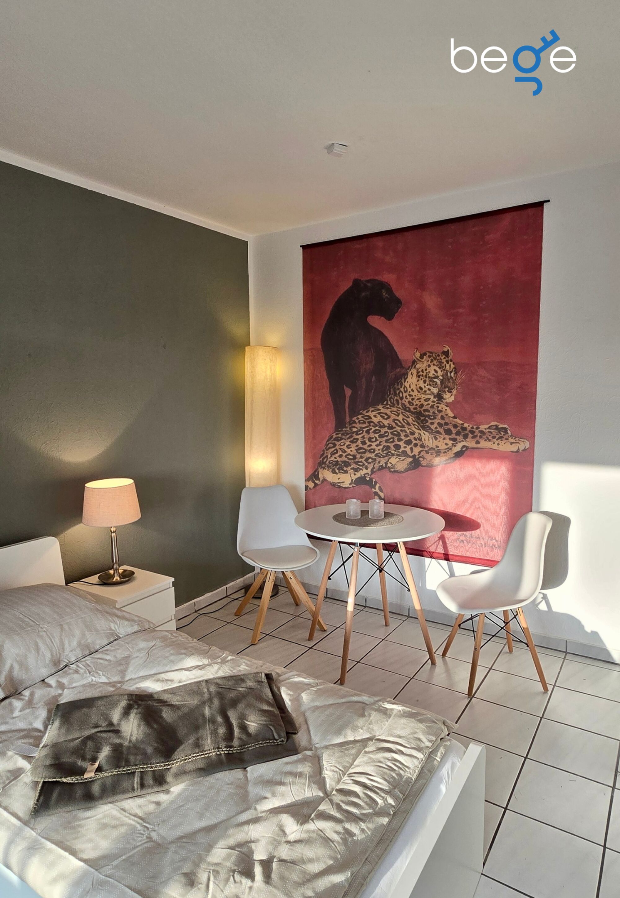 Schlafzimmer 1 mit zwei Einzelbetten, Sitzecke und Smart-TV