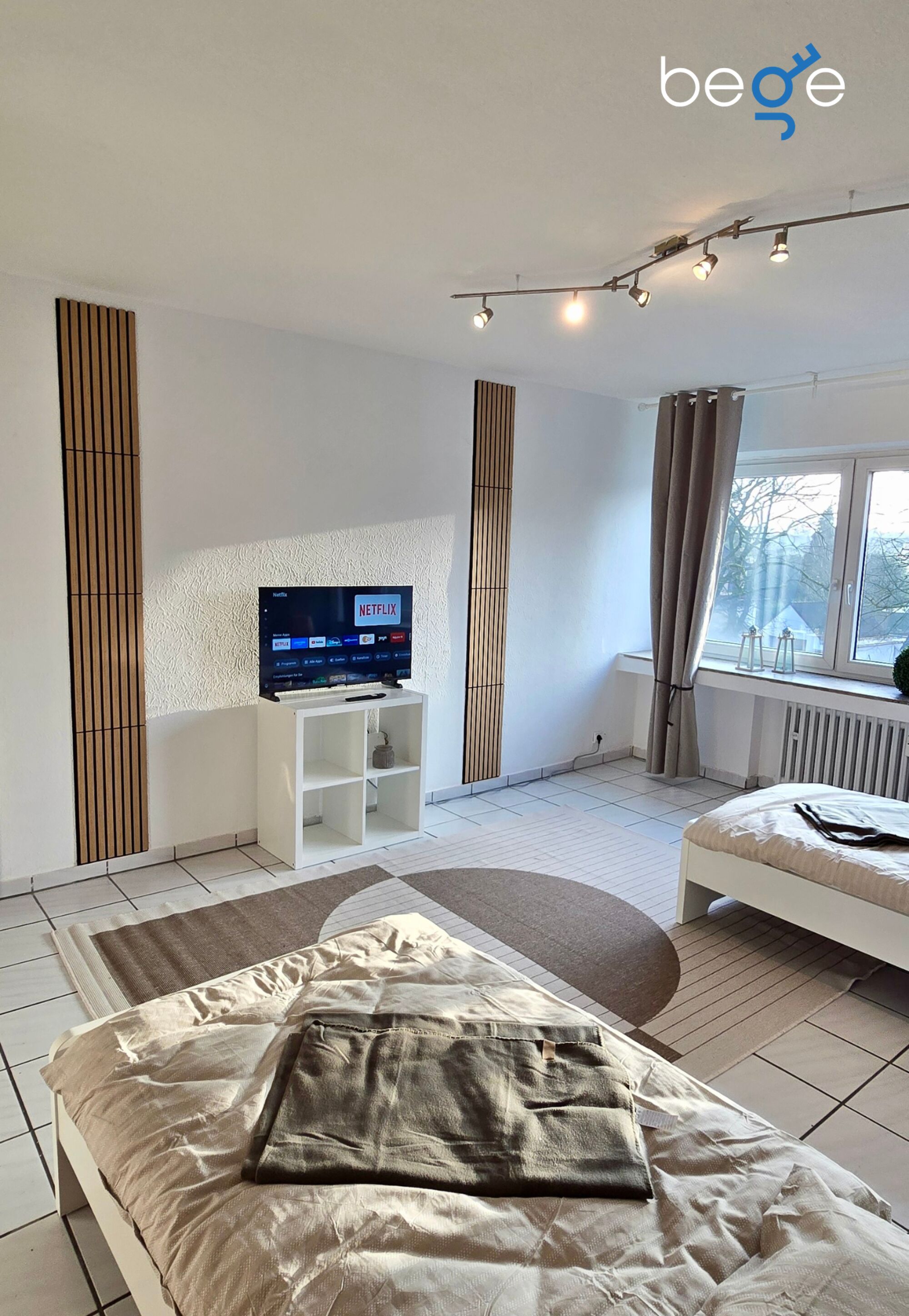 Schlafzimmer 1 mit zwei Einzelbetten, Sitzecke und Smart-TV