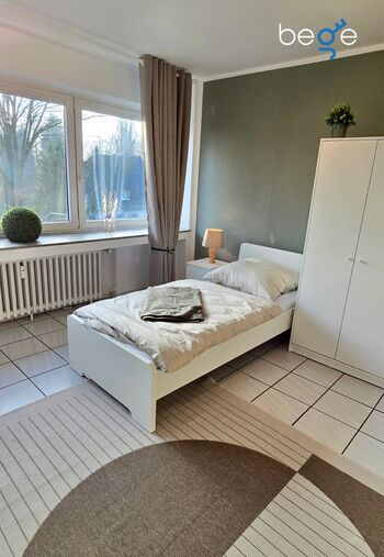 Schlafzimmer 1 mit zwei Einzelbetten, Sitzecke und Smart-TV