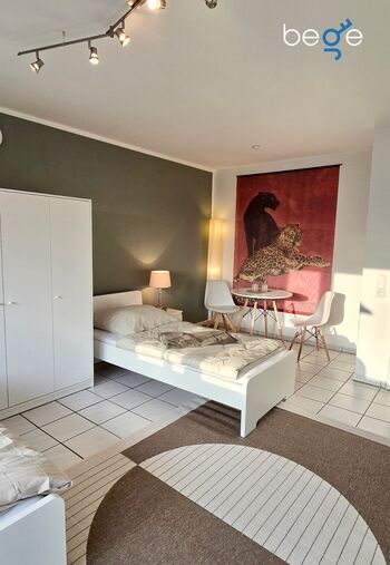 Schlafzimmer 1 mit zwei Einzelbetten, Sitzecke und Smart-TV