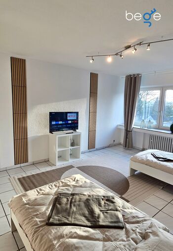 Schlafzimmer 1 mit zwei Einzelbetten, Sitzecke und Smart-TV