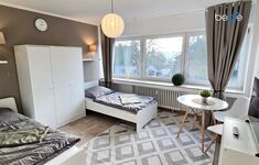 Schlafzimmer 2 mit zwei Einzelbetten, Sitzecke und Smart TV