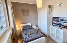 Schlafzimmer 3 mit einem Bett, Sitzecke und Smart-TV
