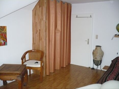 Möbliertes Zimmer mit Herkulesblick in Künstlerwohnung Bild 2