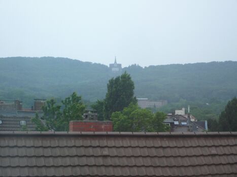 Möbliertes Zimmer mit Herkulesblick in Künstlerwohnung Bild 5