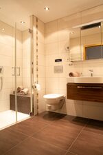 modernes Badezimmer mit Dusche und Badewanne 