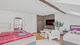 Dachzimmer mit Netflix & originalen Holzbalken – urig trifft modern