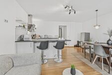 Offene Kücheninsel als geselliger Treffpunkt – gemeinsam frühstücken und den Tag beginnen