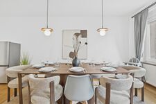 Langer Esstisch vollständig gedeckt – gemeinsam tafeln nach Feierabend