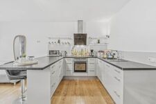 Vollausgestattete Küche mit Backofen & Geräten – kochen für das ganze Team