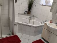 mit ebenerdiger Dusche und Waschtrockner