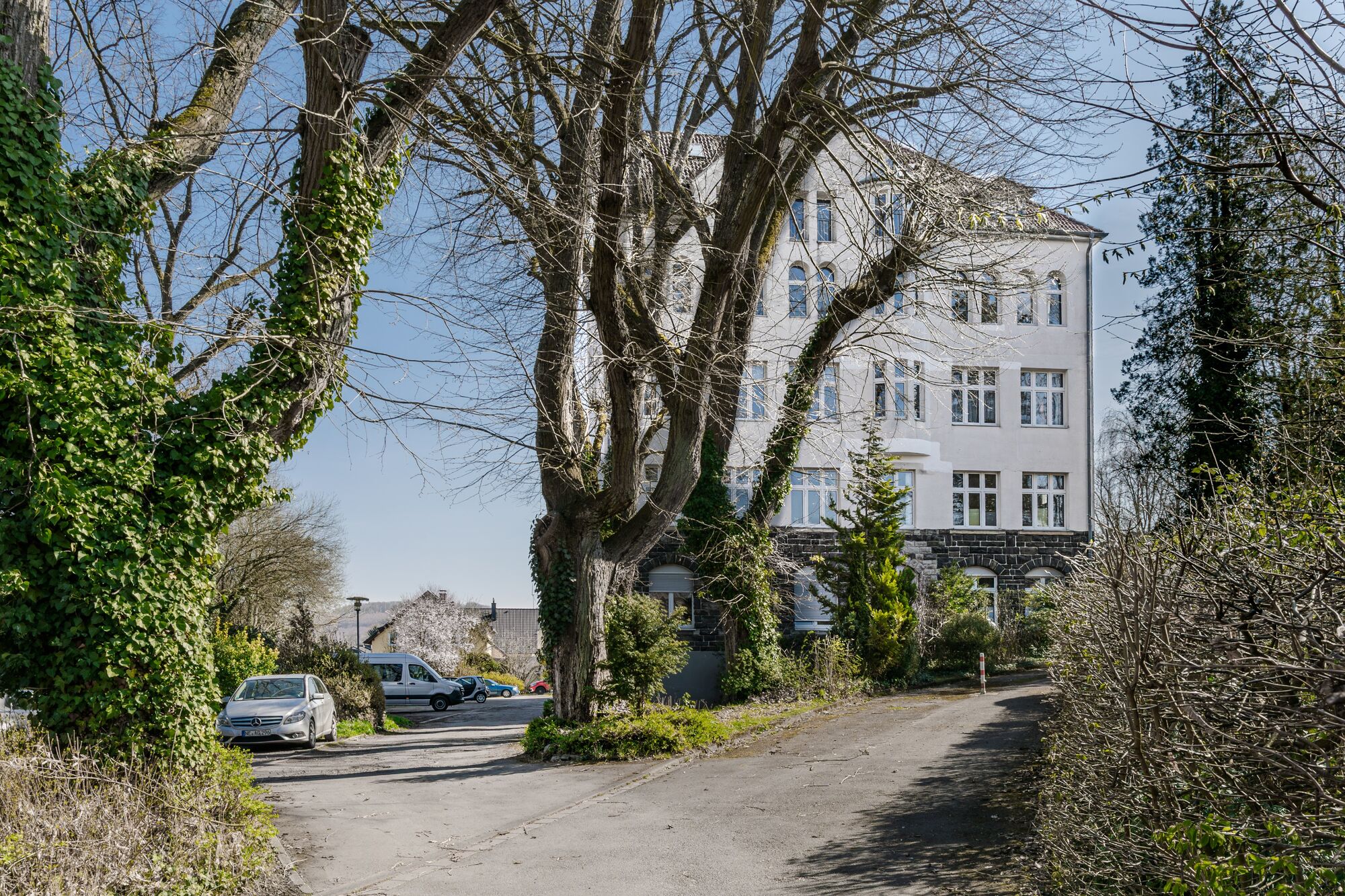 Parkplatz und Parkanlage