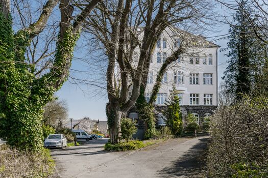 Parkplatz und Parkanlage