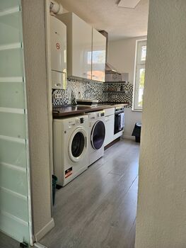 Küche mit Waschmaschine, Trockner, Kaffeemaschine, Wasserkocher