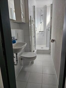 modernes Bad mit Dusche