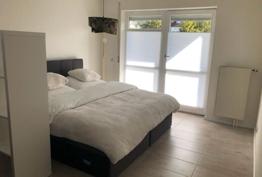 Moderne möblierte 1-Zimmer-Wohnung mit Balkon & Garage Obrázok 2