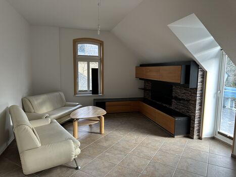 Entspannte Wohnzimmerecke mit Ausgang auf den Balkon zur exklusiven Nutzung