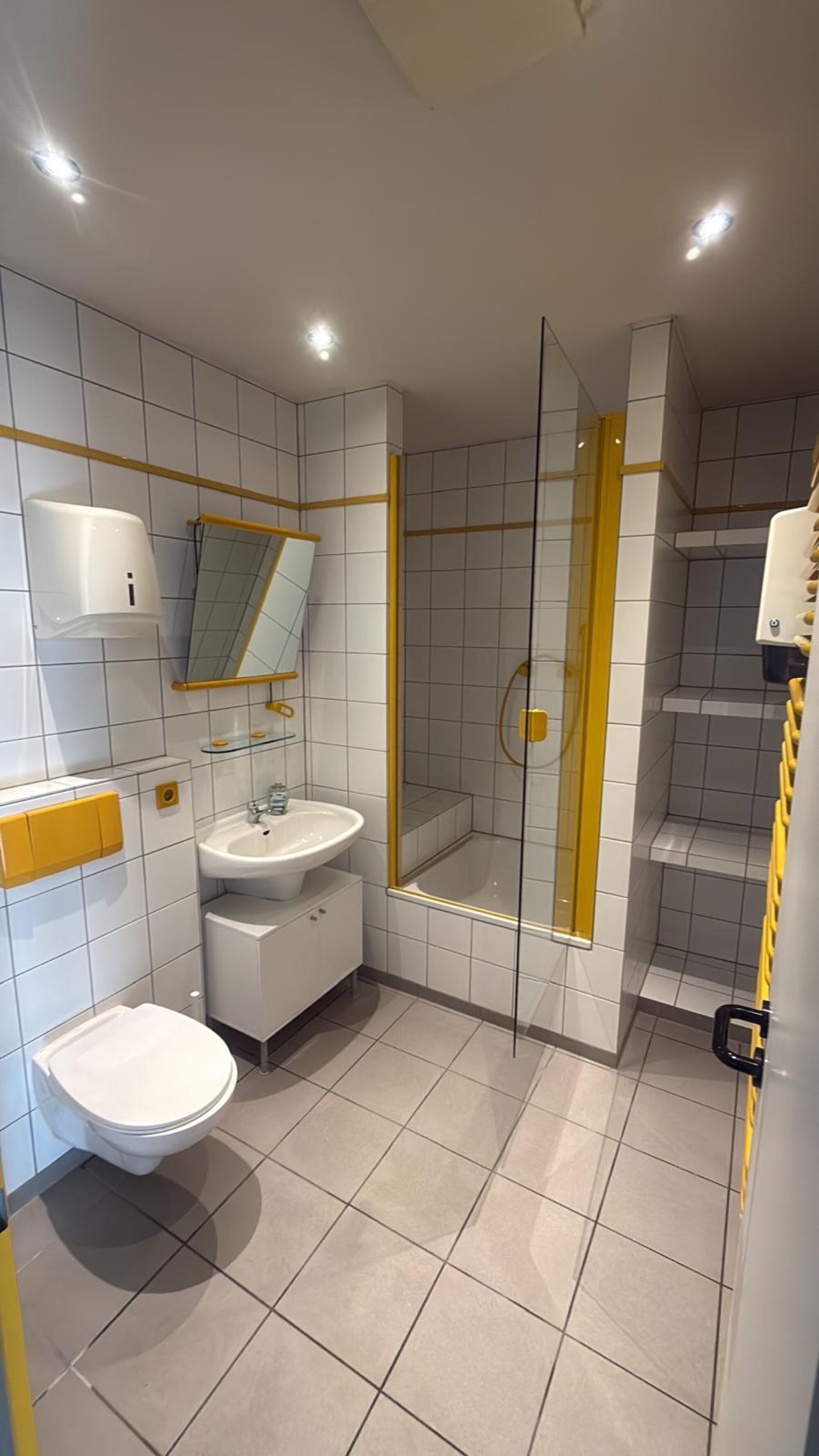 Badezimmer mit Dusche