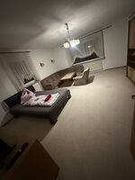 Das Zimmer ist bereits etwas älter, bietet aber dennoch eine angenehme und praktische Wohnatmosphäre. Es ist mit einem Bett, einer Couch, einem Kasten sowie einem Fernseher ausgestattet – ideal für gemütliche Abende und ausreichend Stauraum. Trotz seines älteren Stils wirkt der Raum gepflegt und funktional.
