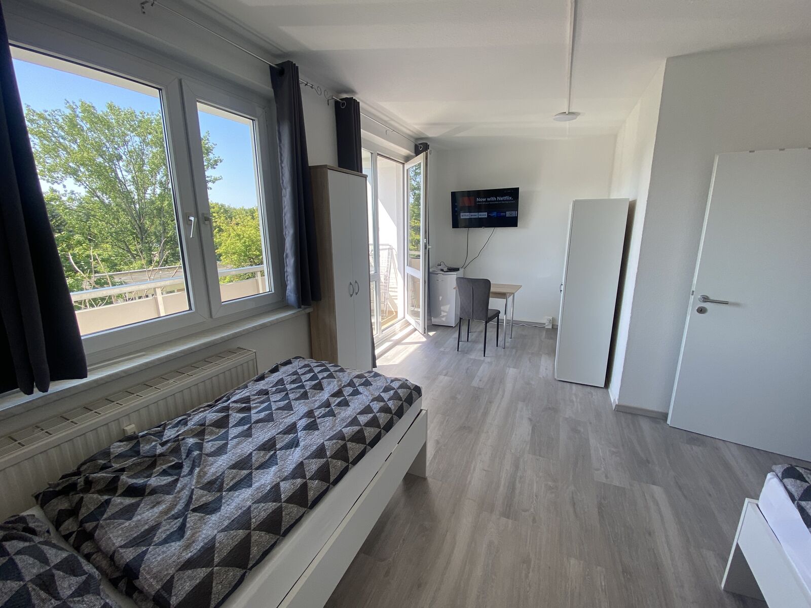Schlafzimmer mit Kühlschrank, Balkon, TV