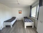 Schlafzimmer mit TV + Kühlschrank