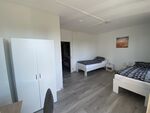 Schlafzimmer mit TV + Kühlschrank 