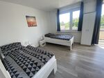 Schlafzimmer mit TV + Kühlschrank