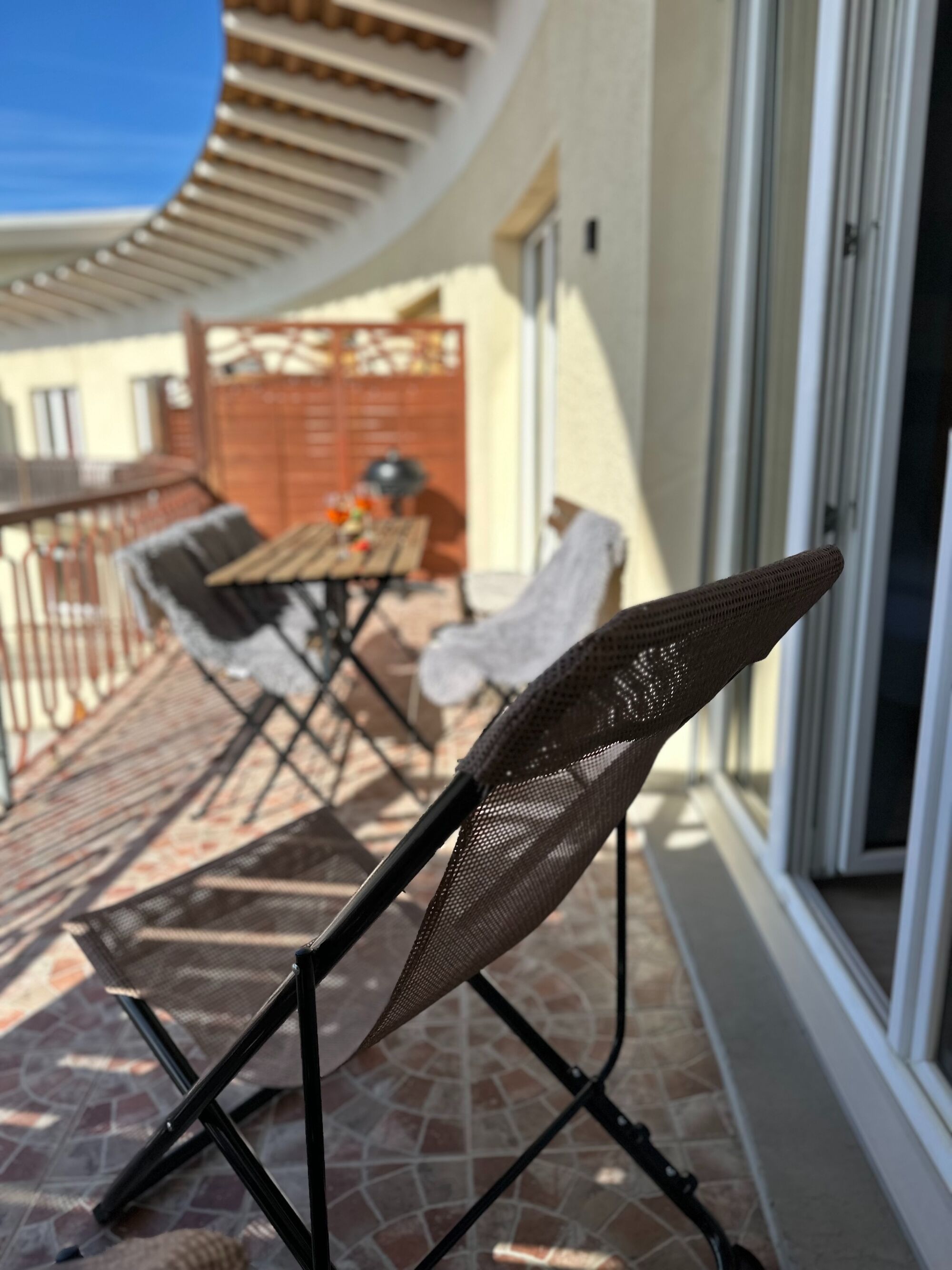 Balkon mit Aussicht und Bergpanorama