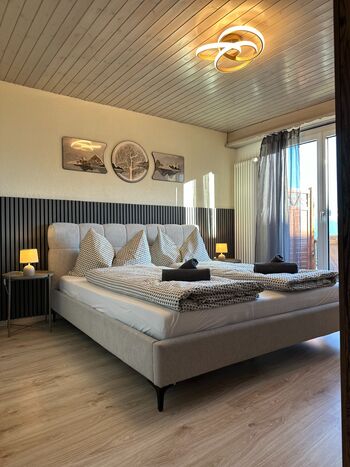 Grosses Schlafzimmer mit Balkon