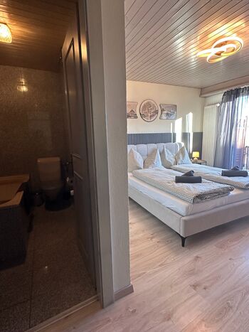 Schlafzimmer mit eigenem Badezimmer 