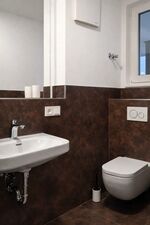 Badezimmer mit Dusche und WC