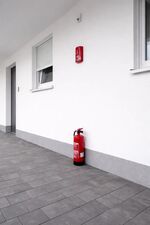 Feuerlöscher und Feueralarm außerhalb des Hauses