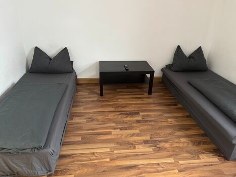 Helles Schlafzimmer mit getrennten Einzelbetten