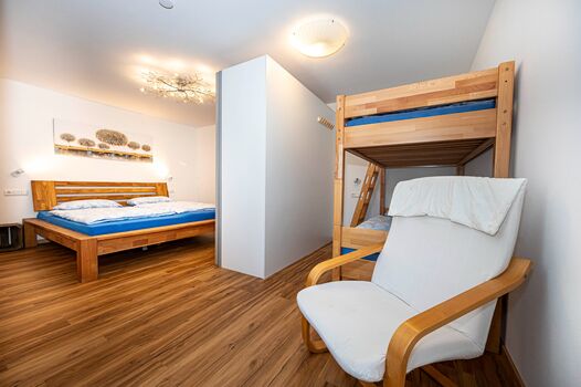 Stockbett, Doppelbett mit Raumtrenner Schrank