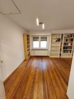 OG - großes Zimmer, aktuell mit einem Bett (bis zu 3 Betten möglich), Schrank und Kommode