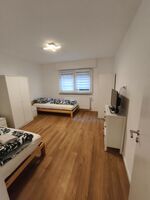 EG - Schlafzimmer 1 mit 2 Einzelbetten, Schrank, Kommode und Smart-TV
