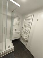 EG - Badezimmer mit Dusche und WC