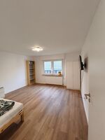 OG - 2. großes Zimmer, aktuell mit einem Bett (bis zu 2 Betten möglich), Schrank und Kommode