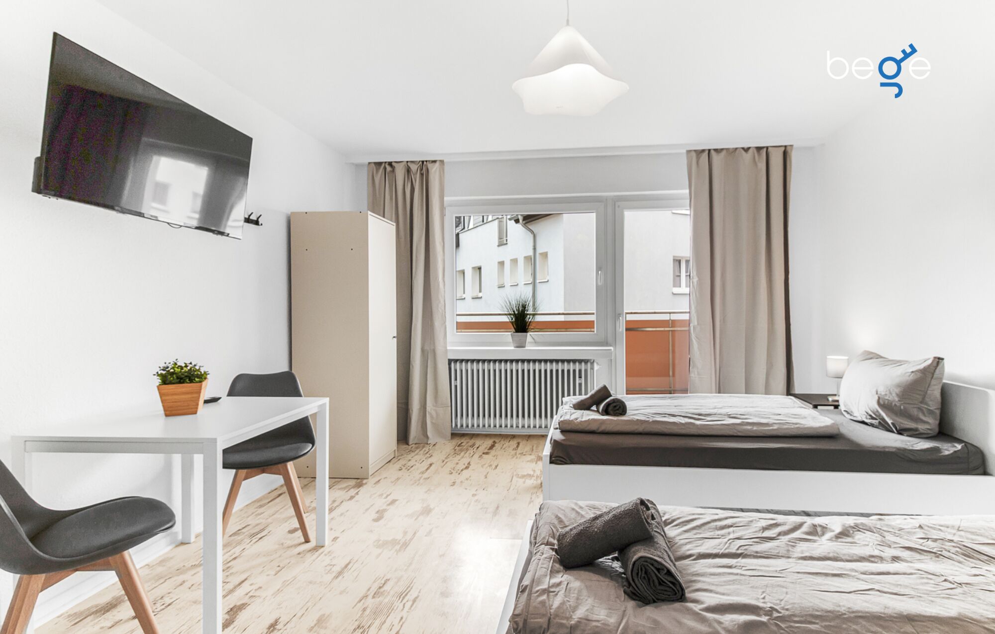 Schlafzimmer 1 mit zwei Einzelbetten, Sitzecke und Smart TV 