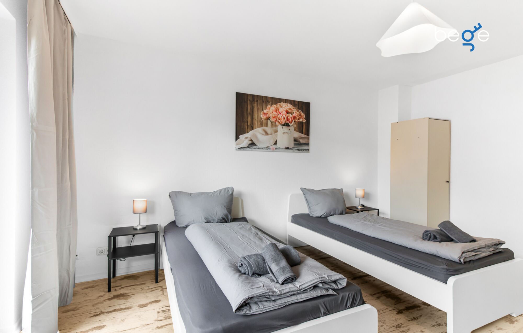 Schlafzimmer 1 mit zwei Einzelbetten, Sitzecke und Smart TV 