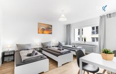 Schlafzimmer 2 mit drei Einzelbetten, Sitzecke und Smart TV 