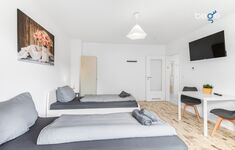 Schlafzimmer 2 mit drei Einzelbetten, Sitzecke und Smart TV 