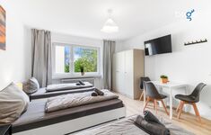 Schlafzimmer 2 mit drei Einzelbetten, Sitzecke und Smart TV 