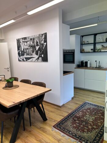 ZIMMER ZUM HOF Bild 2