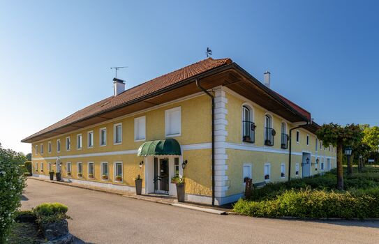 ZIMMER ZUM HOF Bild 1