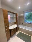Bad mit Badewanne / Bathroom with bathtub / Łazienka z wanną / Kúpeľňa s vaňou / Badkamer met bad
