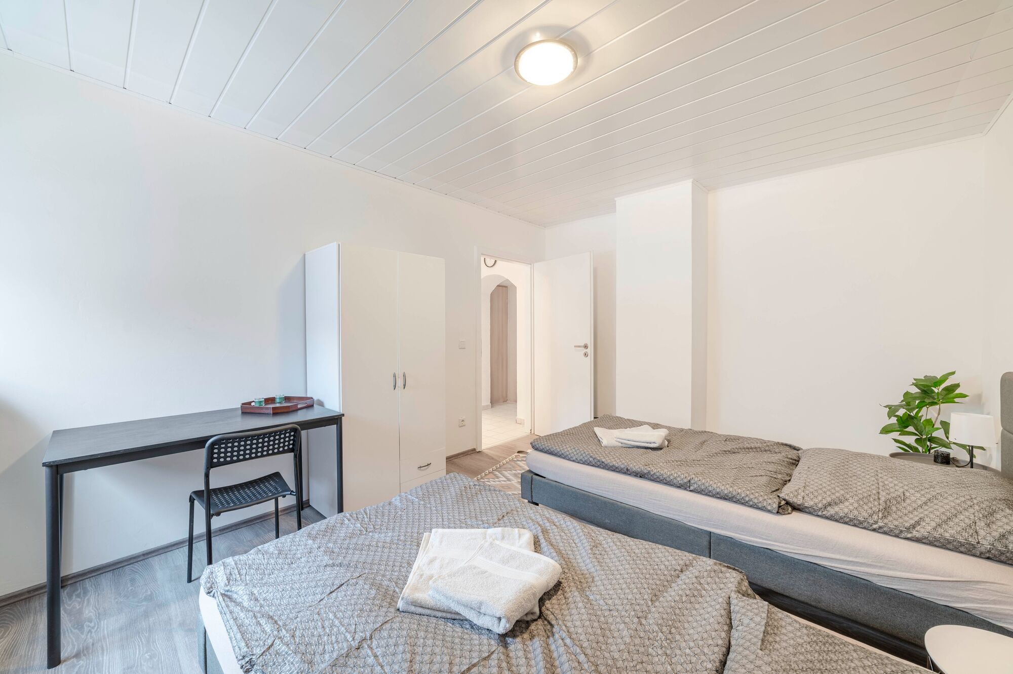 Schlafzimmer 1 mit Schreibtisch