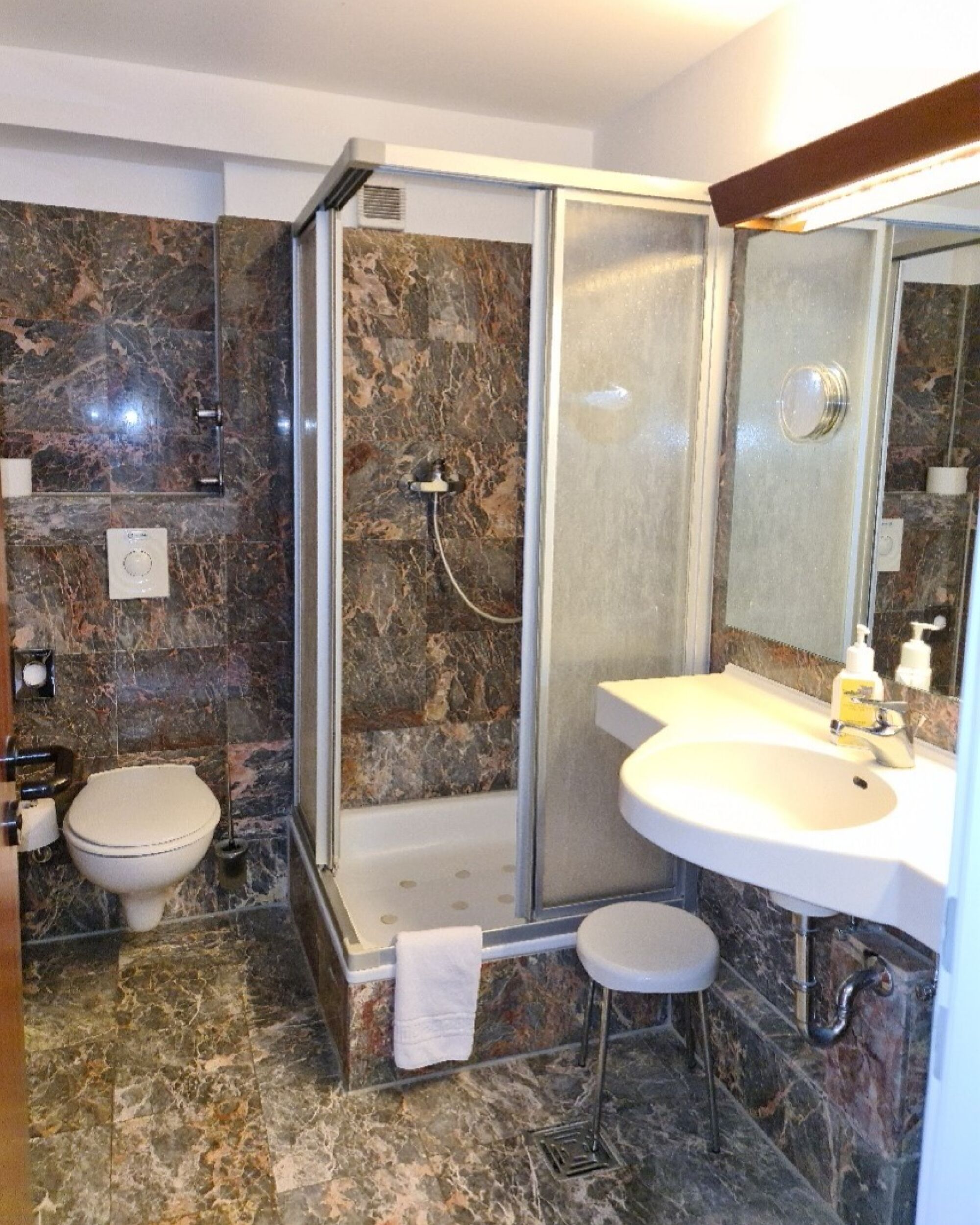 Bad mit Dusche & WC in jedem Apartment