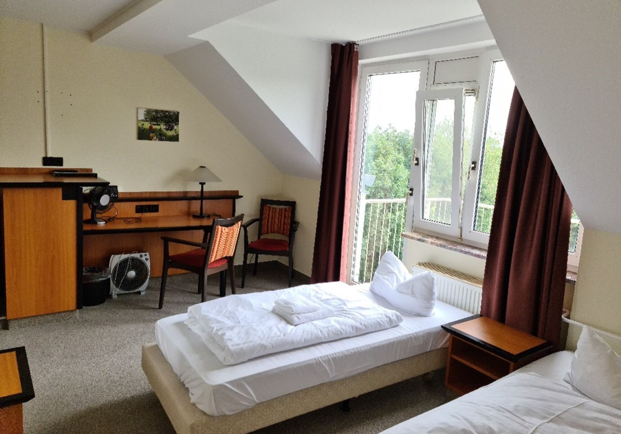 Apartment mit Balkon und Blick zum Garten