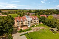 Gartenansicht mit Terrasse & Rasen